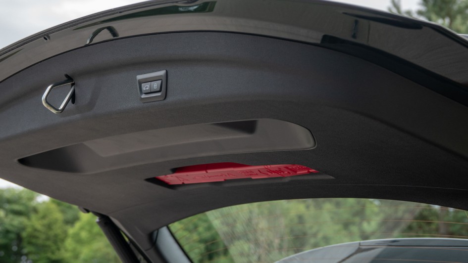 Perfekte Platzierung des Warndreiecks in der Heckklappe