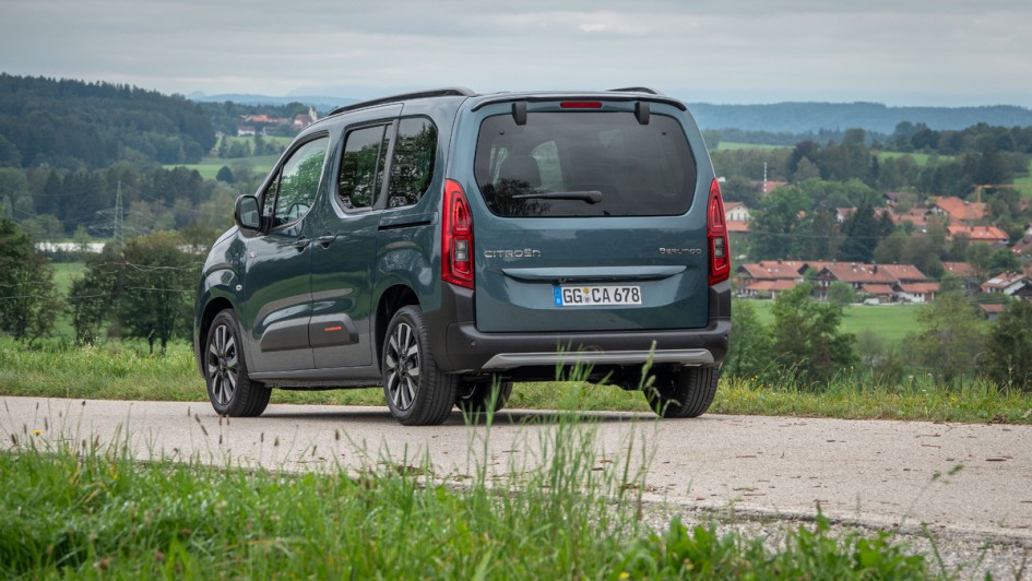 Heckfoto in grüner Landschaft des Citroen Berlingo HDi 130 Max XTR