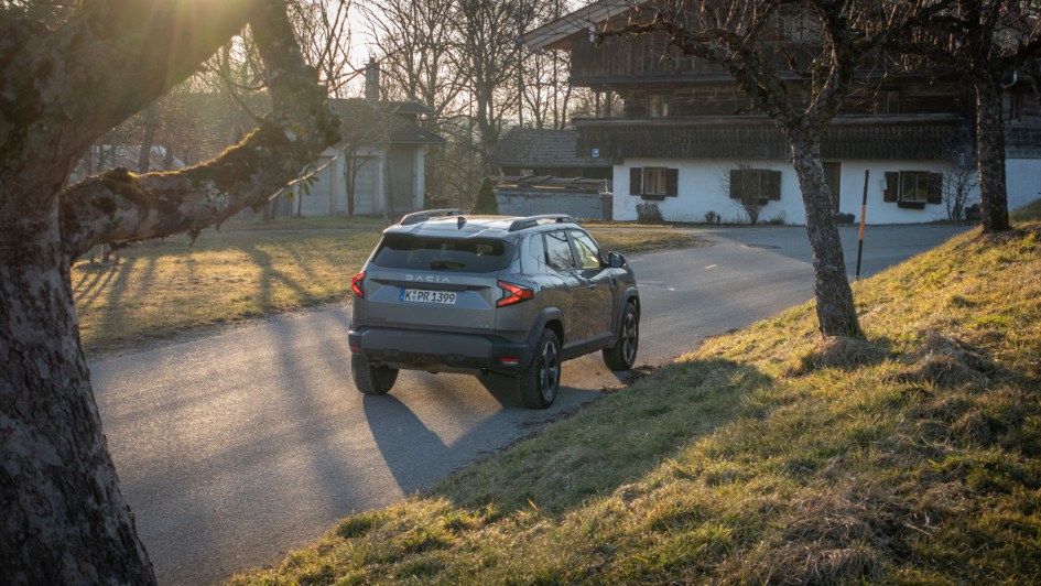 Dacia Duster 2025 von hinten stehend fotografiert vor einem Bauernhaus in der Nachmittagssonne