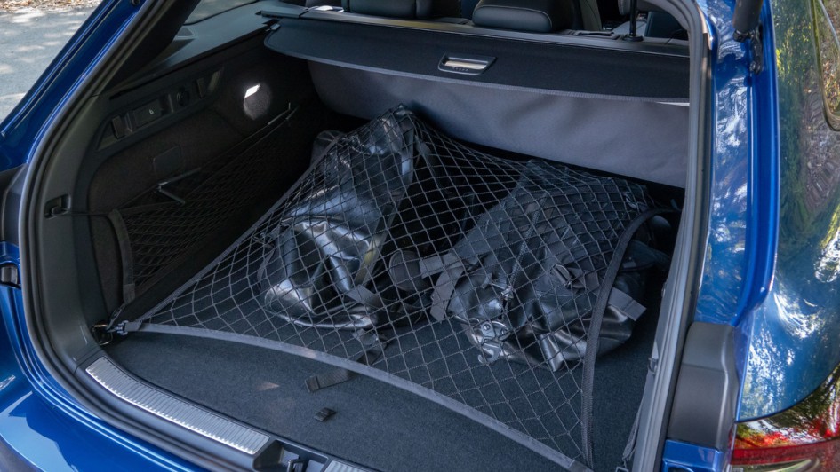 Kofferraum mit zwei schwarzen Taschen unter dem Spannnetz