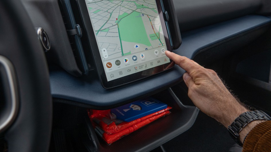Volvo EX30 (Fahrbericht) elektrisch zu öffnendes Handschuhfach unter dem infodisplay