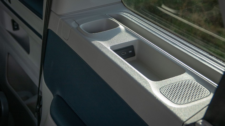 Gute Ablagen für Getränke und Stromanschluss via USB-C gibt es im VW ID.Buzz Pro langer Radstand auch in der letzten Reihe.