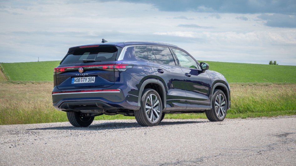 Heckfoto vom VW Tayron bei strahlendem Sonnenschein