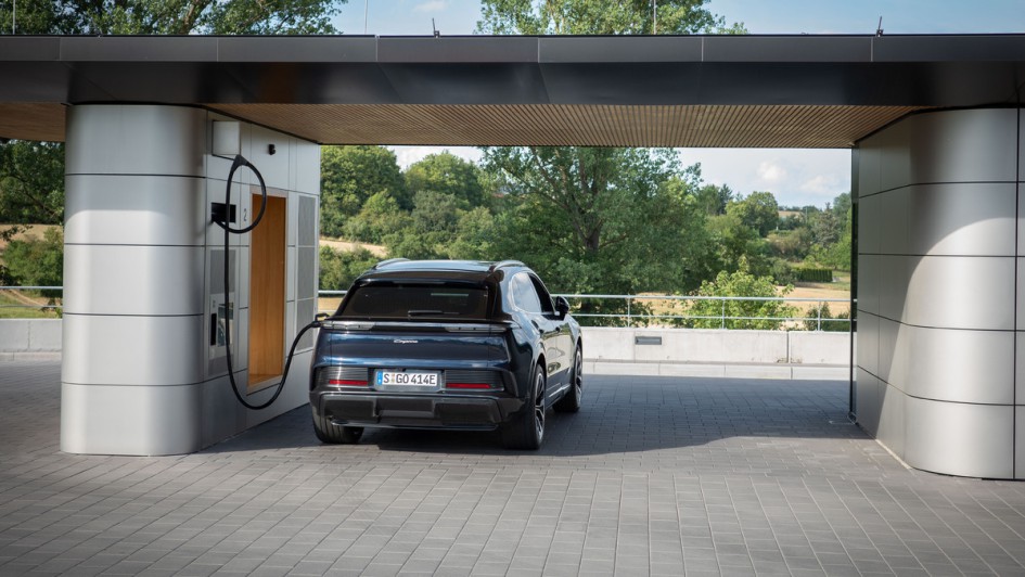 Porsche Charging Lounge mit Cayenne Electric am HPC hängend