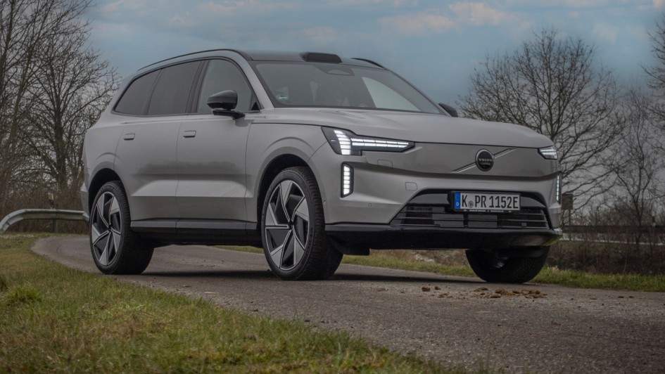 Volvo EX90 von vorn stehend tief von unten fotografiert