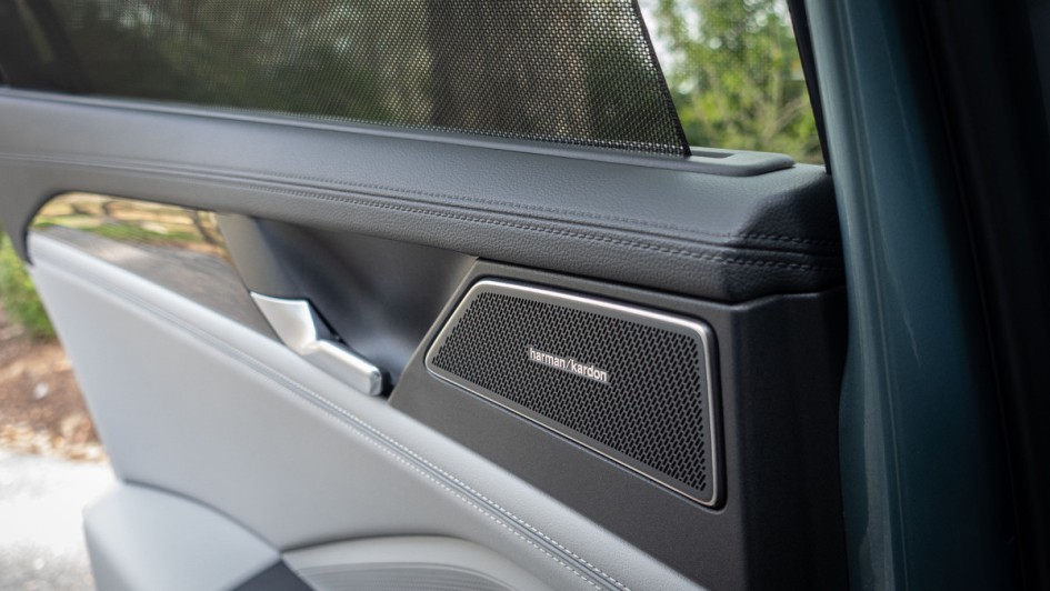 Harman-Kardon-Soundsystem im VW Passat 2024, fotografiert in der linken hinteren Tür