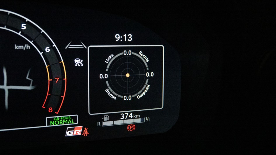 Tachometer im GR Yaris im Detail aufgenommen