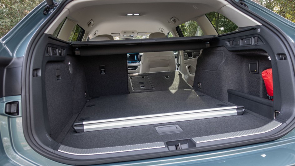 Kofferraumfoto mit Teil-Modul im VW Passat 2.0 TDI