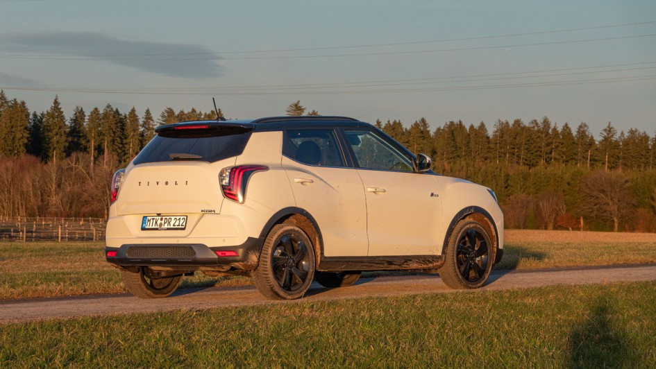 KGM Tivoli in weiß von hinten in der warmen Abendsonne fotografiert