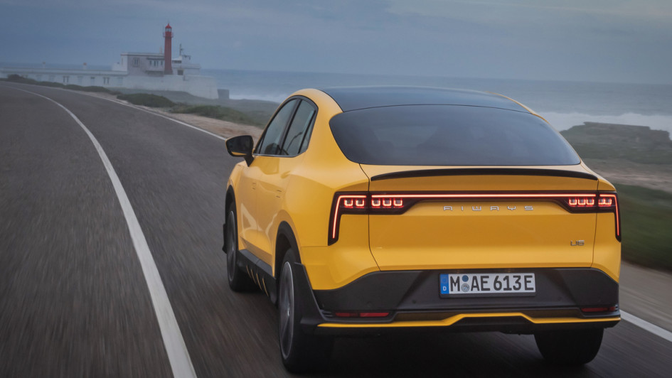 Gelb lackierter Aiways U6 von hinten fahrend vor Atlantik