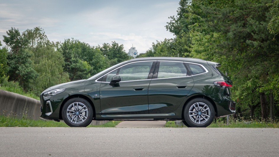 Seitenansicht des BMW 230e xDrive Active Tourer in dunkelgrün Metallic lackiert