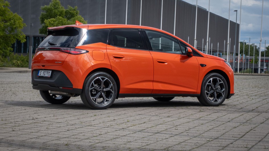 Von schräg hinten fotografierter BYD Dolphin G in grellem orange