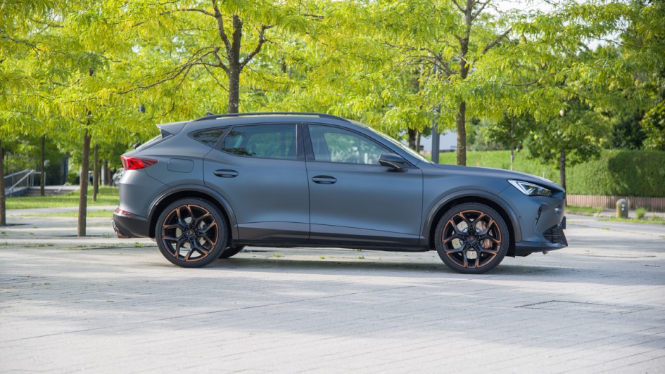 Cupra Formentor in der Seitenansicht in mattgrauer Lackierung