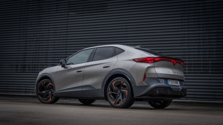 Cupra Tavascan VZ schräg von hinten und tief fotografiert