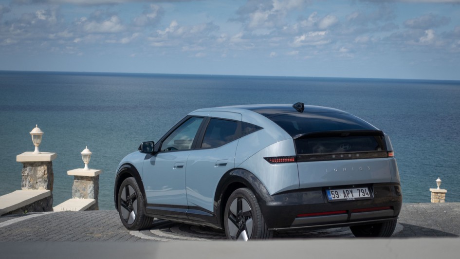 Hyundai Ioniq 3 von schräg hinten vor dem Schwarzen Meer aufgenommen