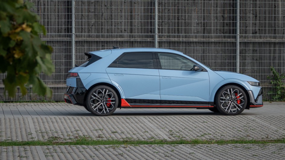 Seitenansicht stehend vom Hyundai Ioniq 5 N in hellem Mattblau lackiert.