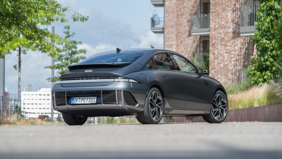 Hyundai Ioniq 6 stehend schraeg von hinten