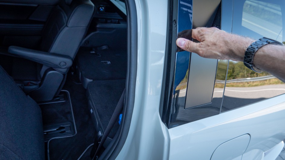 Zusatz-Haltegriff zum Einsteigen in den Fond des Hyundai Santa Fe in der Ausstattungslinie Blackline