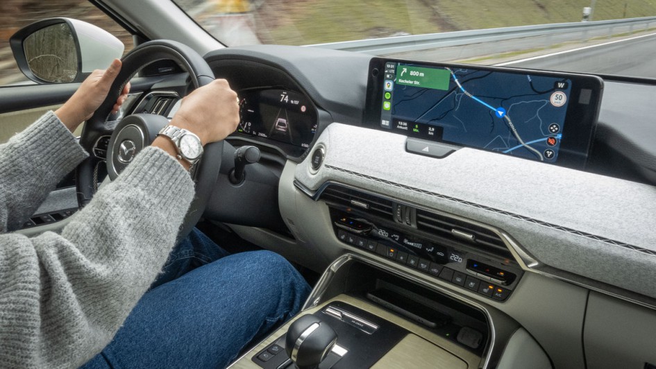 Mazda CX-60 D 254 AWD Innenaufnahme während der Fahrt mit Fahrer am Lenkrad