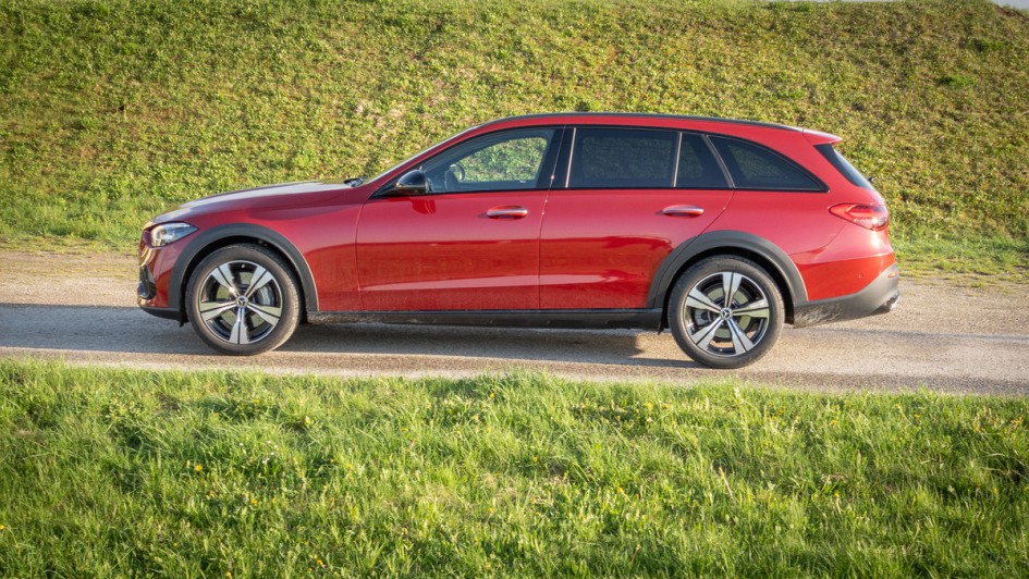 Mercedes C 220 d All Terrain in Patagonienrot Seitenansicht vor Wiese