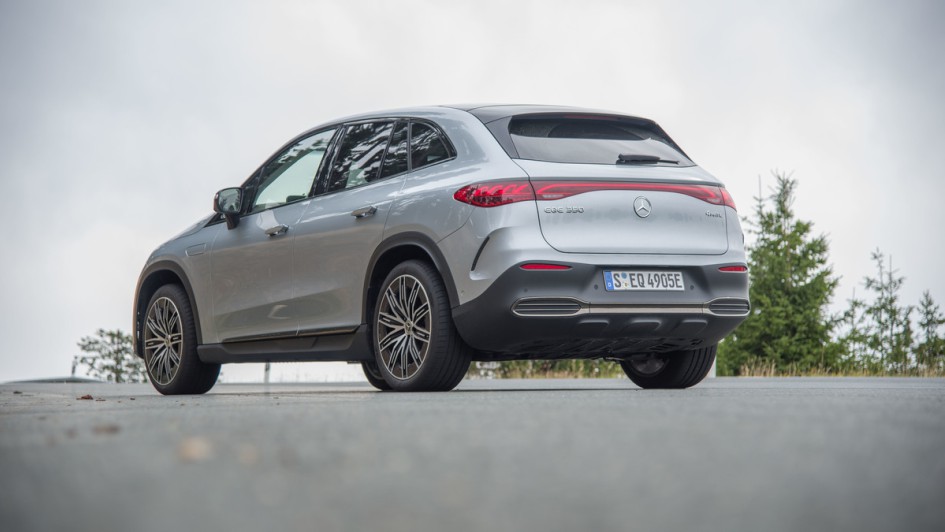 Mercedes EQE SUV auf dem Feldberg von hinten aufgenommen