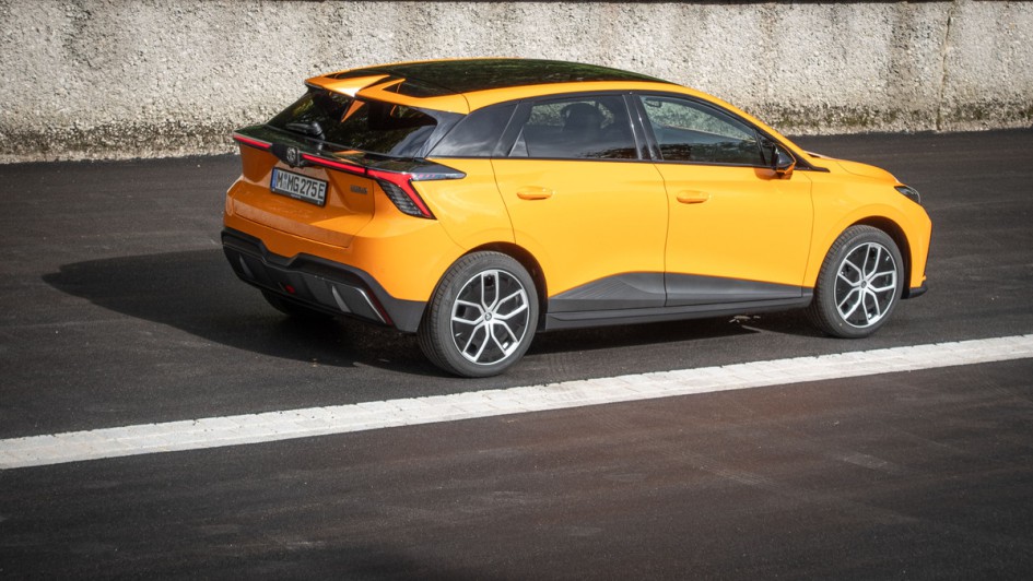 MG4 Extended Range orange lackiert, schräg von hinten aufgenommen