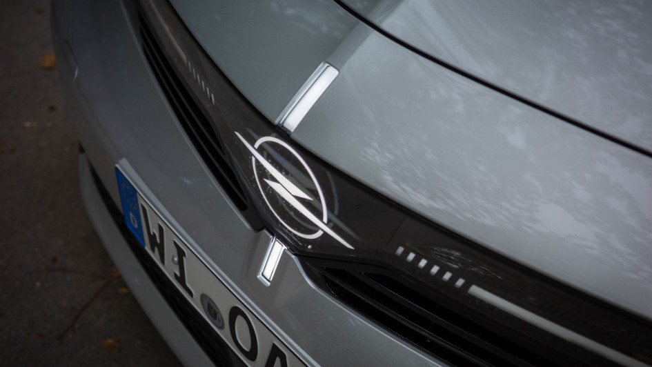 Neues, beleuchtetes Opel-Logo an der Astra-Front