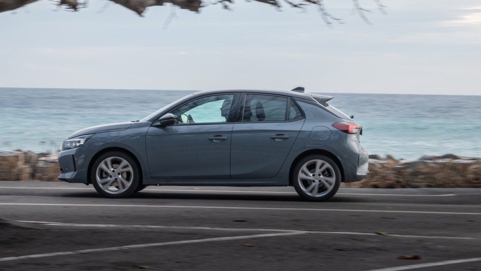 Seitenansicht Opel Corsa vor dem ligurischen  Meer