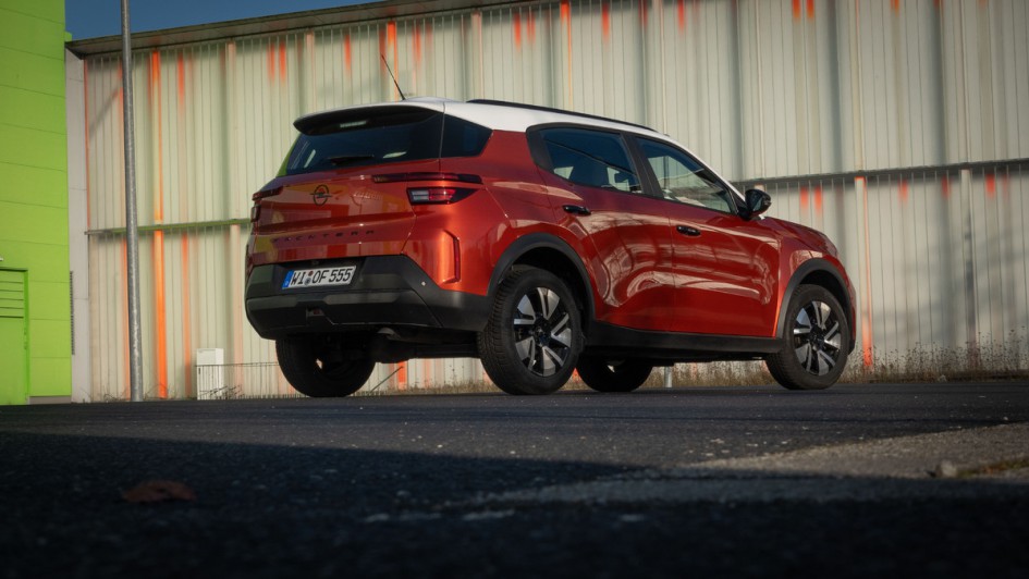 Schräg von der Seite fotografierter Opel Frontera in oragne lackiert