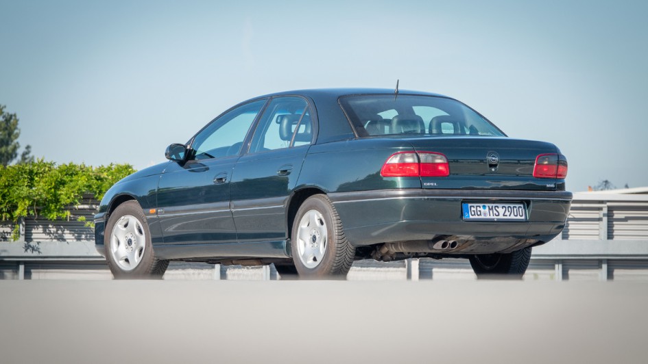 Opel Omega schräg von hinten auf einem Garagendach fotografiert