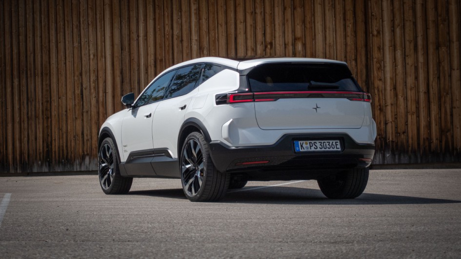 Weißer Polestar 3 schräg von hinten aufgenommen