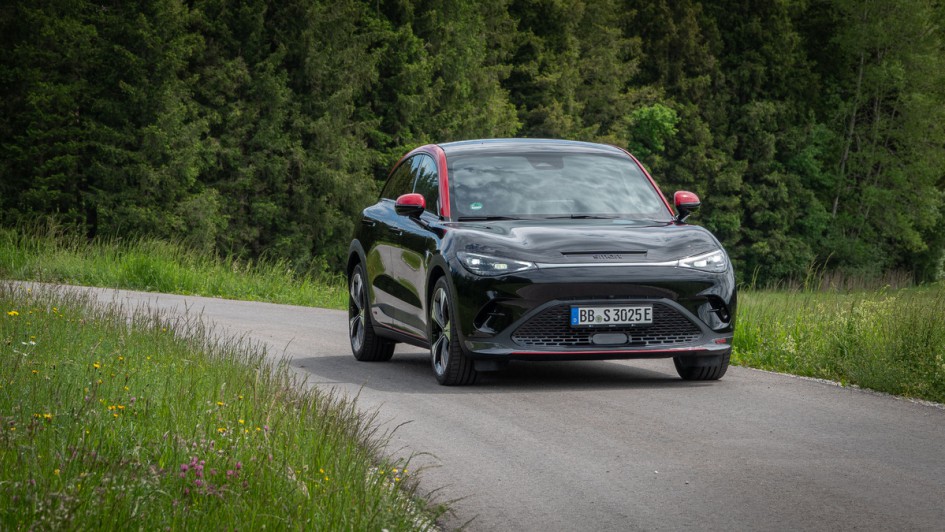 Smart #3 Brabus vor Wald fotografiert