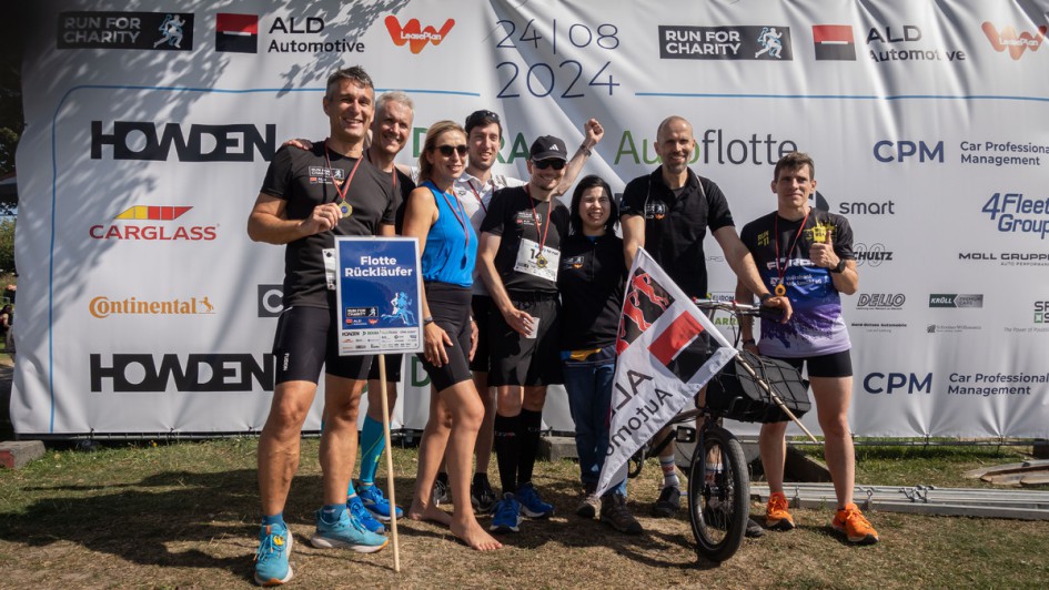 ALD und Leaseplan Run For Charity Teamfoto am Ende der 75 Kilometer, nicht wissend, dass Platz 4 von 80 Teams erreicht wurde.