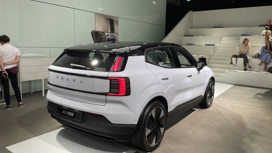 Volvo EX30 schraeg von hinten im Studio, weiß lackiert