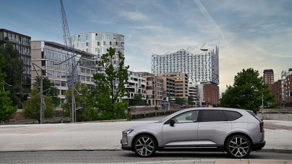 Seitenansicht stehend von einem silberfarbenen Volvo EX60 P10 AWD