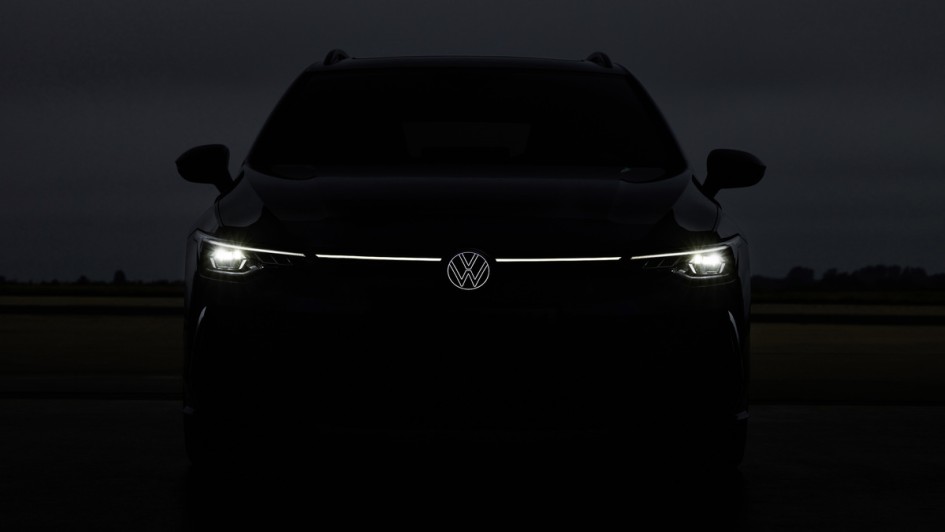 Beleuchtetes VW-Logo im Kühlergrill des VW Golf 2024