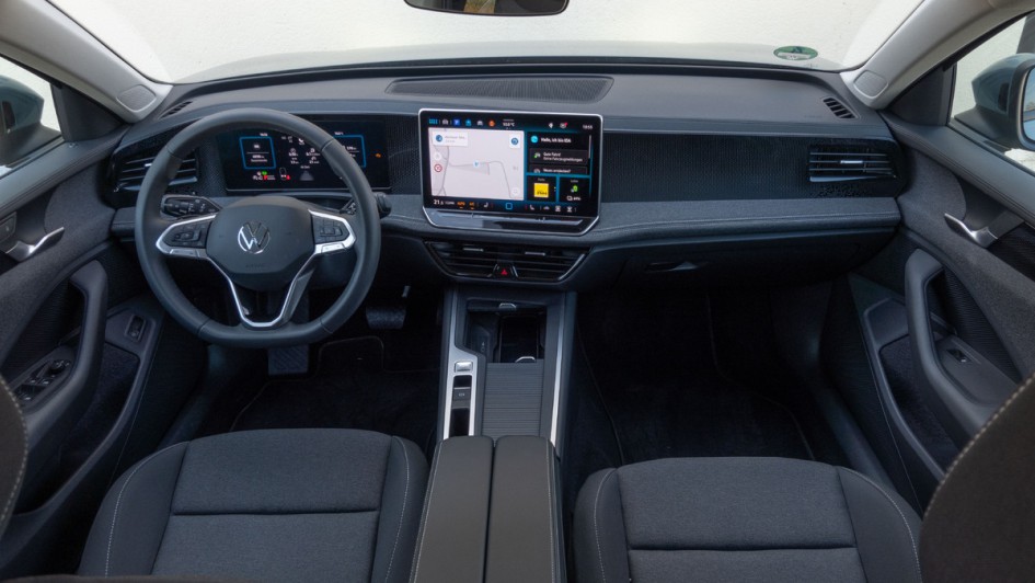 Das Cockpit des VW Passat anno 2026 von der Rückbank aufgenommen.