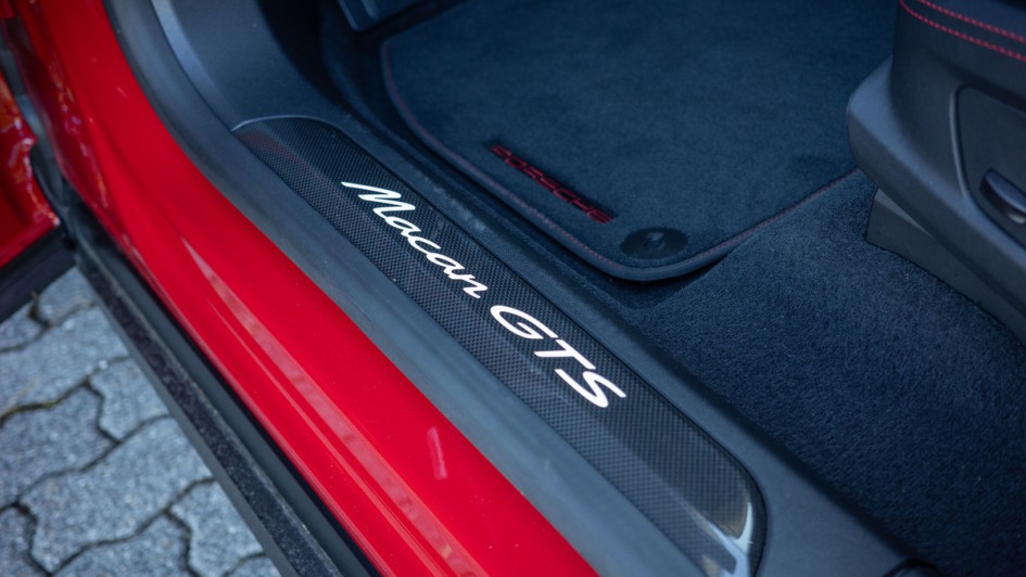 Beleuchteter MACAN GTS Schriftzug in der Einstiegsleiste des Fahrzeugs