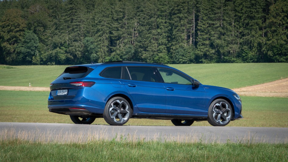 Skoda Superb von schräg hinten aufgenommen, Fahrzeug in kräftigem Metallicblau