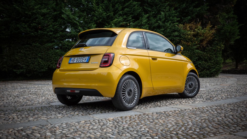 Foto vom Fiat 500 Hybrid von hinten