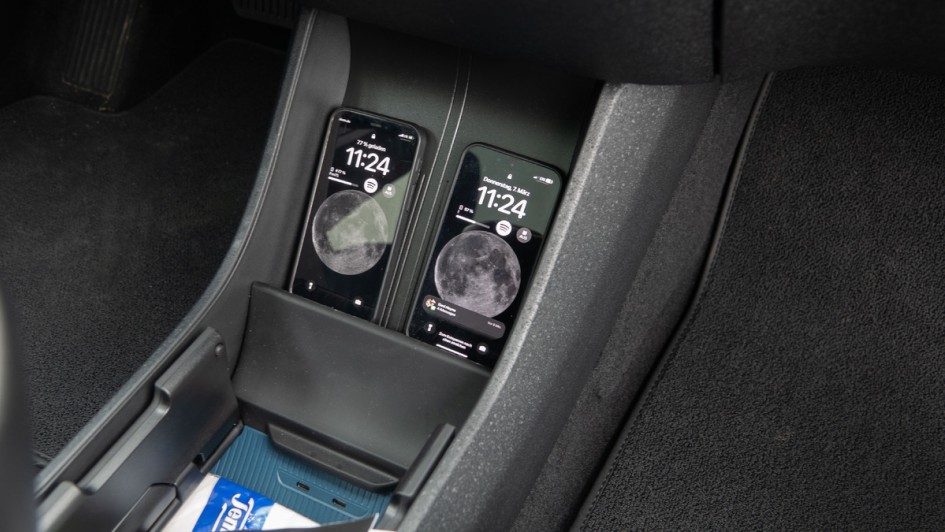 Volvo EX30 Handyablagen in der Mittelkonsole