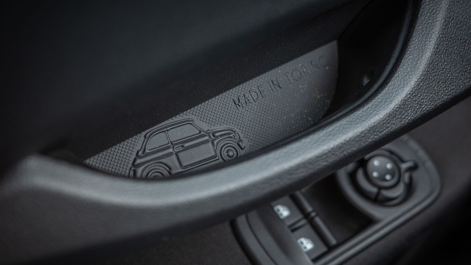 Türgriffmulde vorn mit Turin-Prägung im Fiat 500 Hybrid