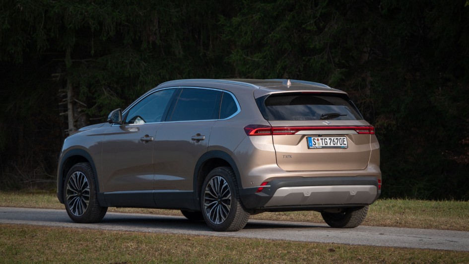 Foto des Togg T10X von schräg hinten, lackiert in Kapadokya (Goldbraun)