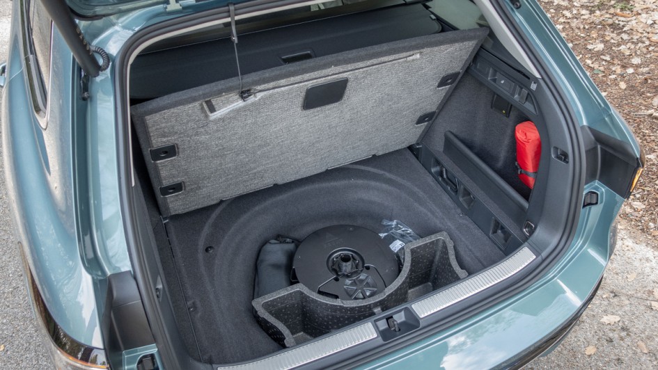 Unterbodenfach im VW Passat-Kofferraum