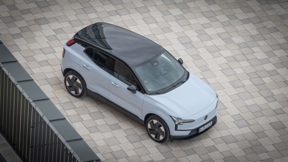 Volvo EX30 fotografiert aus der Vogelperspektive