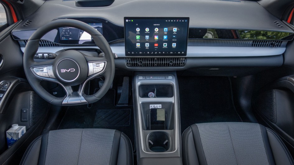 Innenraumaufnahme des gesamten Cockpits vom BYD Dolphin G