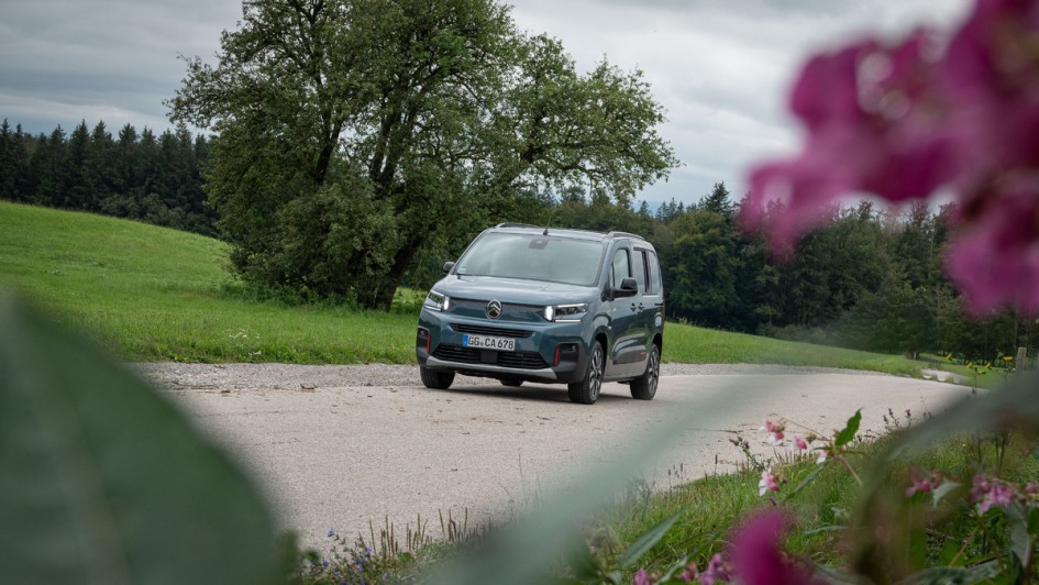 Mit rosa Blumen in der Unschärfe fotografierter Citroen Berlingo HDi130 Max XTR