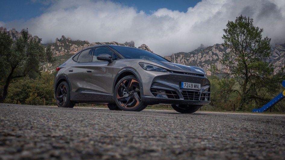 Cupra Tavascan VZ vor Bergen (Tarragona) fotografiert