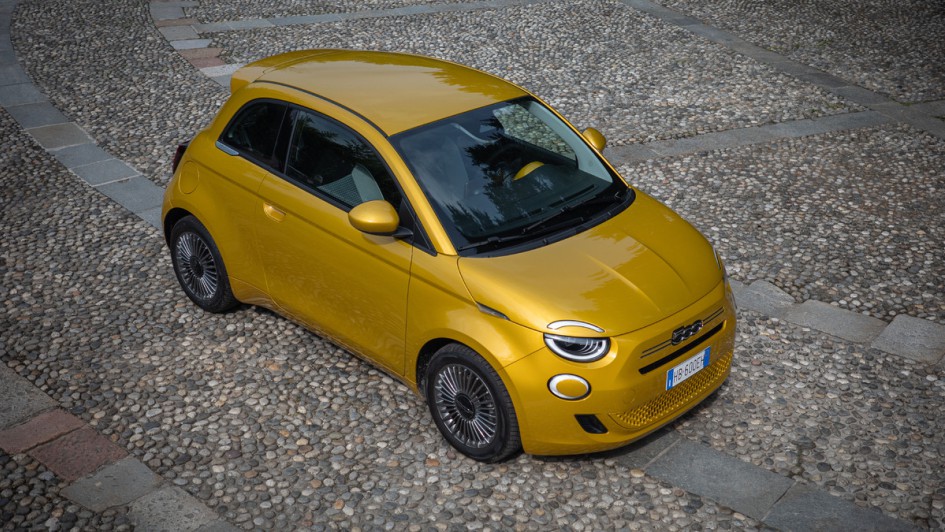 Fiat 500 Hybrid in knalligem gelb lackiert, von oben fotografiert