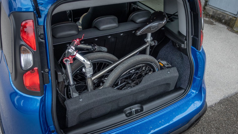 Faltrad im Kofferraum des Fiat Panda 